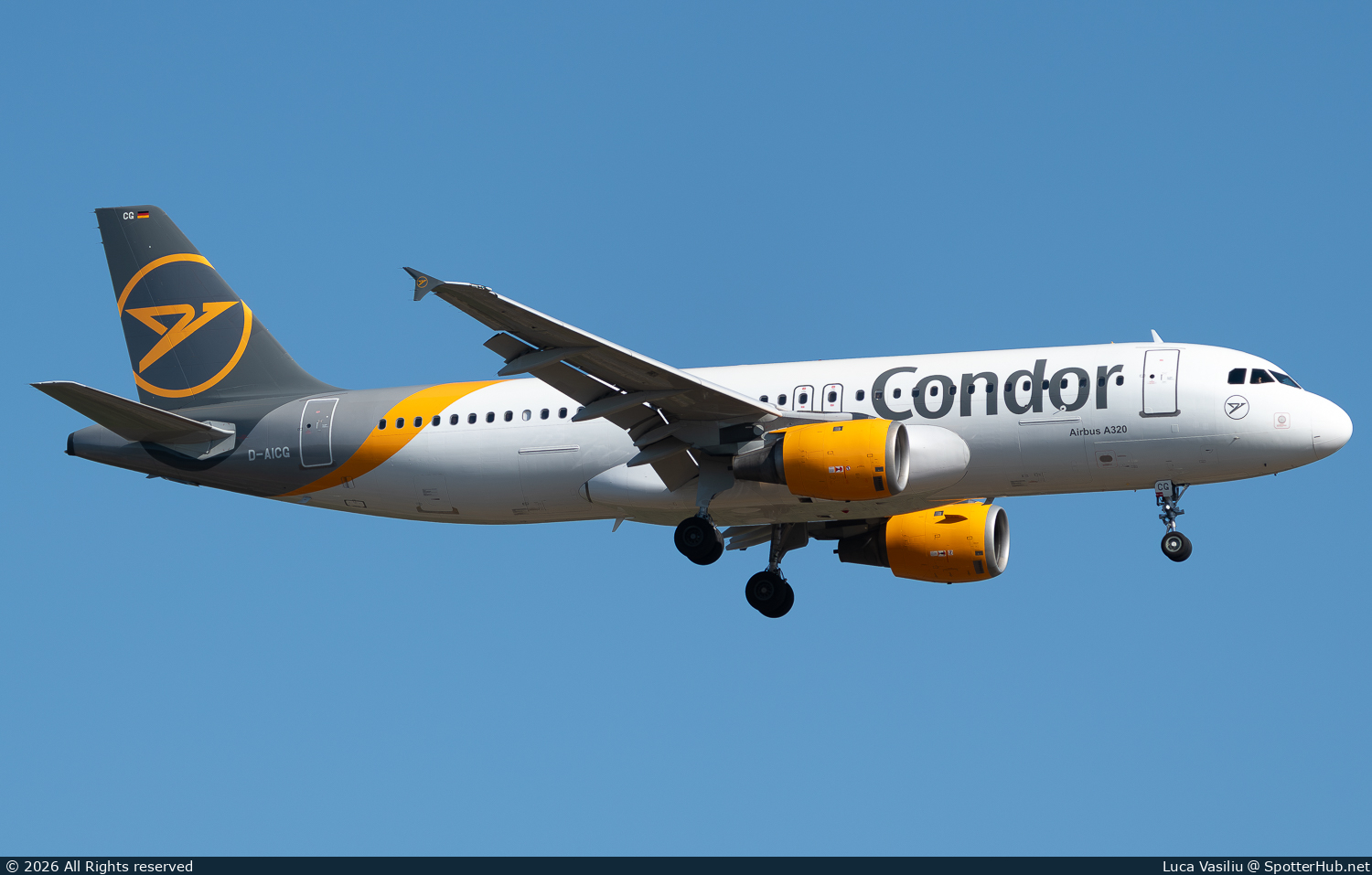 Photo of D-AICG - Airbus A320-212 operated by Condor