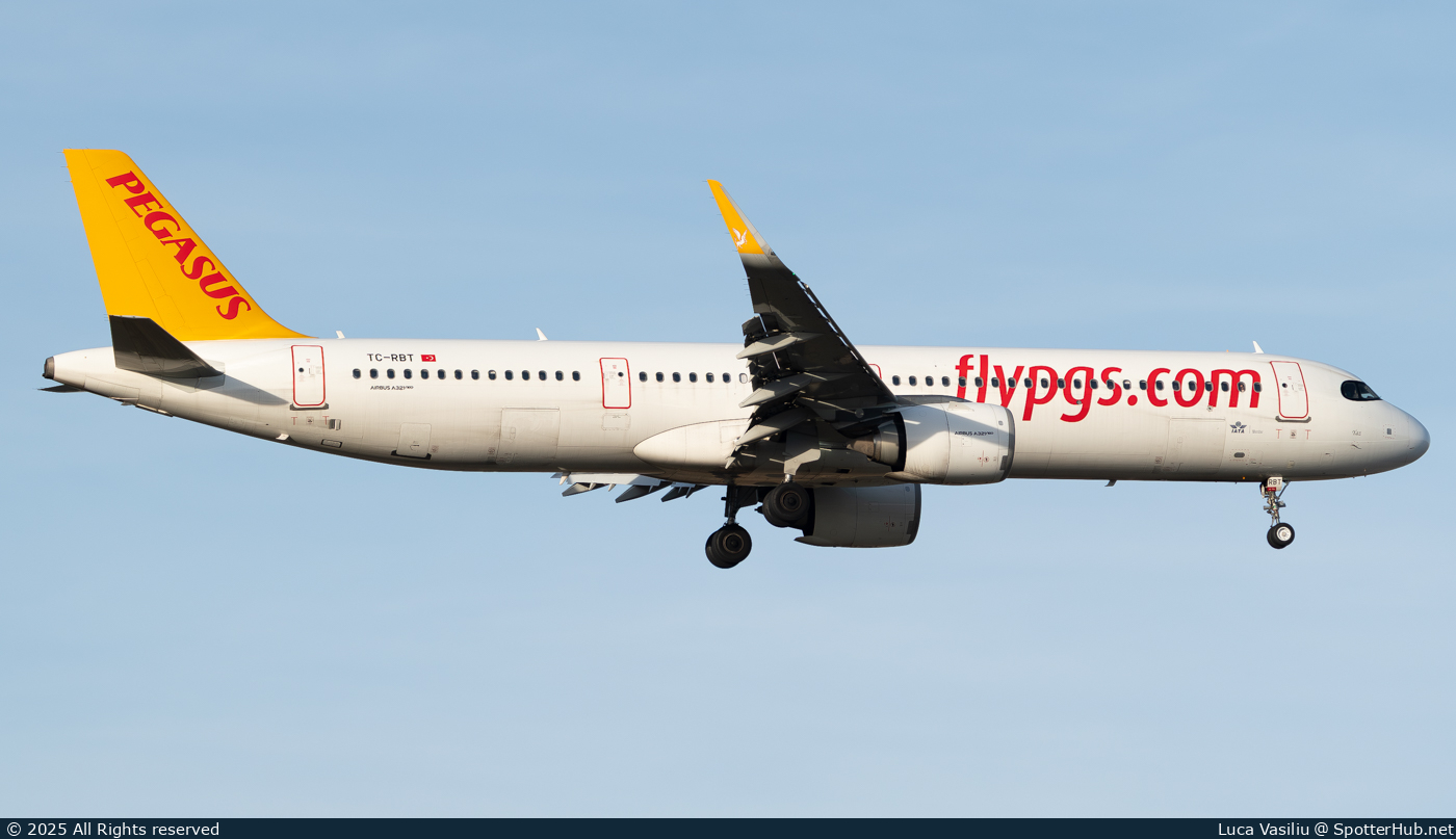 Photo of TC-RBT - Airbus A321-251NX operated by Pegasus Airlines