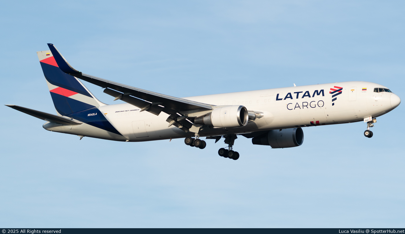 Photo of N542LA - Boeing 767-316(ER)(BCF) operated by LATAM Cargo Colombia