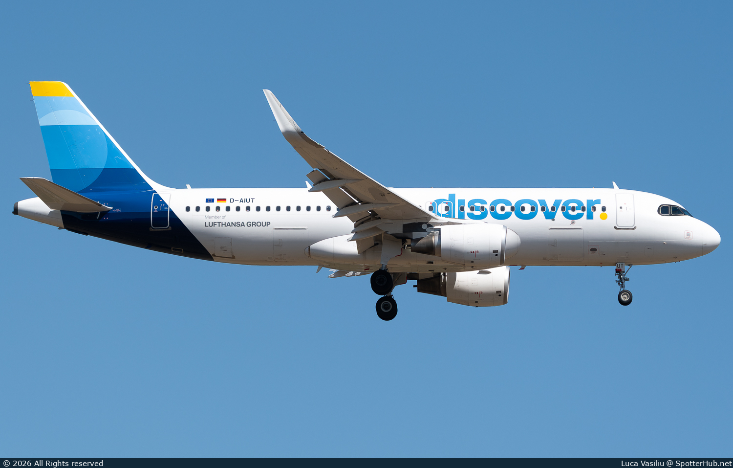 Photo of D-AIUT - Airbus A320-214 operated by Discover Airlines