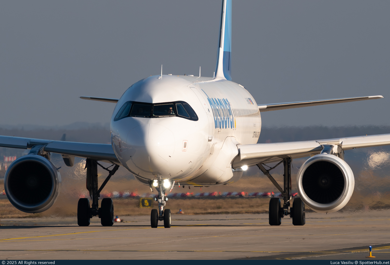 Photo of D-AIUV - Airbus A320-214 operated by Discover Airlines