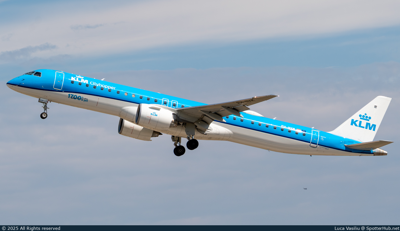 Photo of PH-NXM - Embraer ERJ-195-E2 operated by KLM Cityhopper
