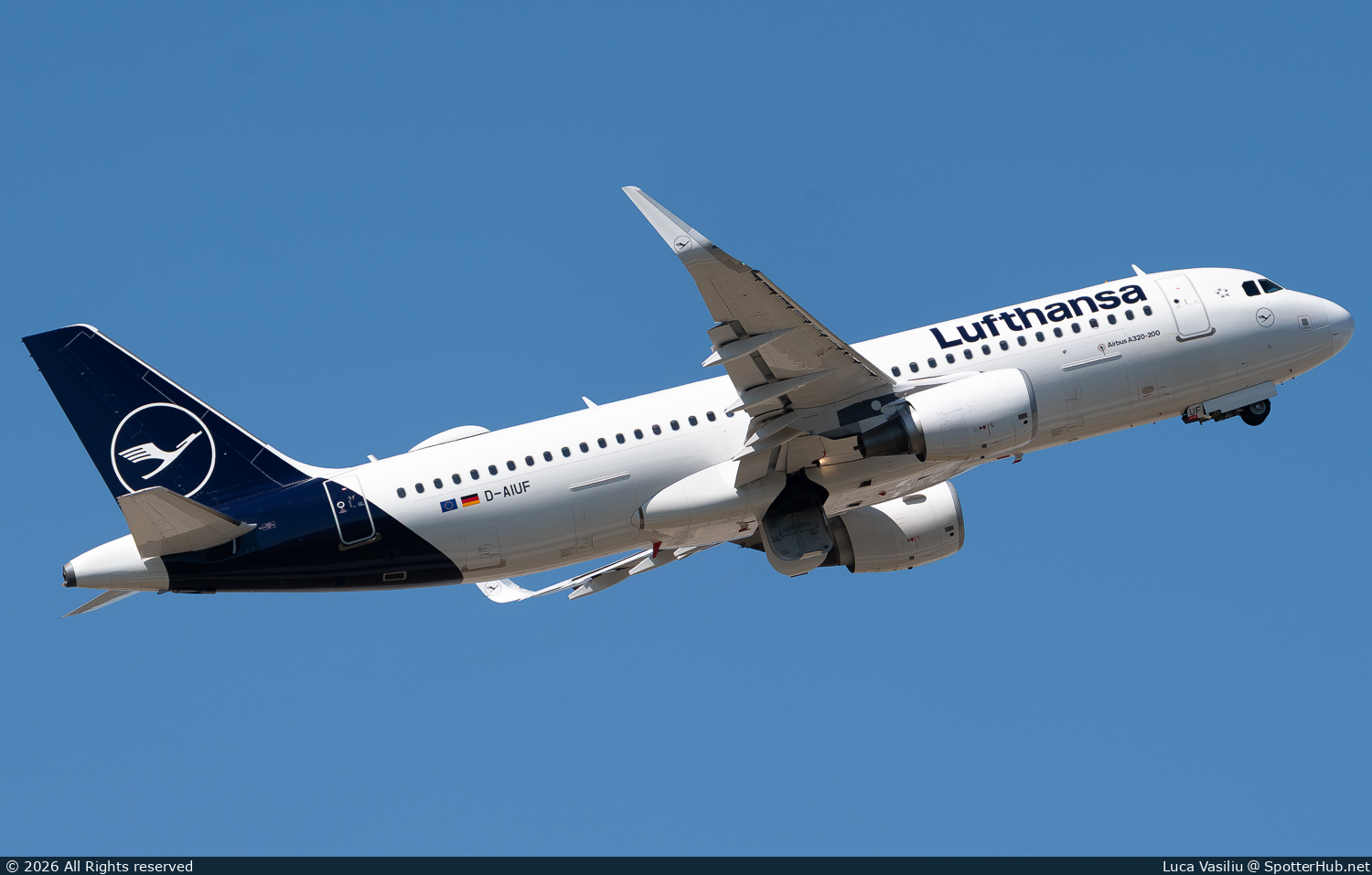 Photo of D-AIUF - Airbus A320-214 operated by Lufthansa