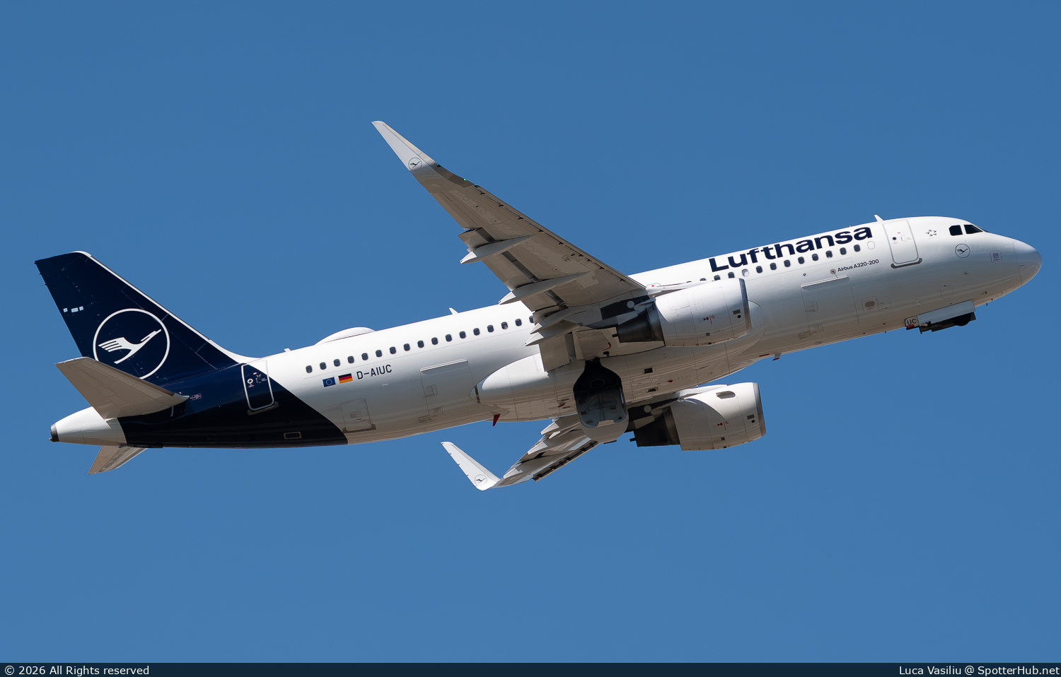 Photo of D-AIUC - Airbus A320-214 operated by Lufthansa