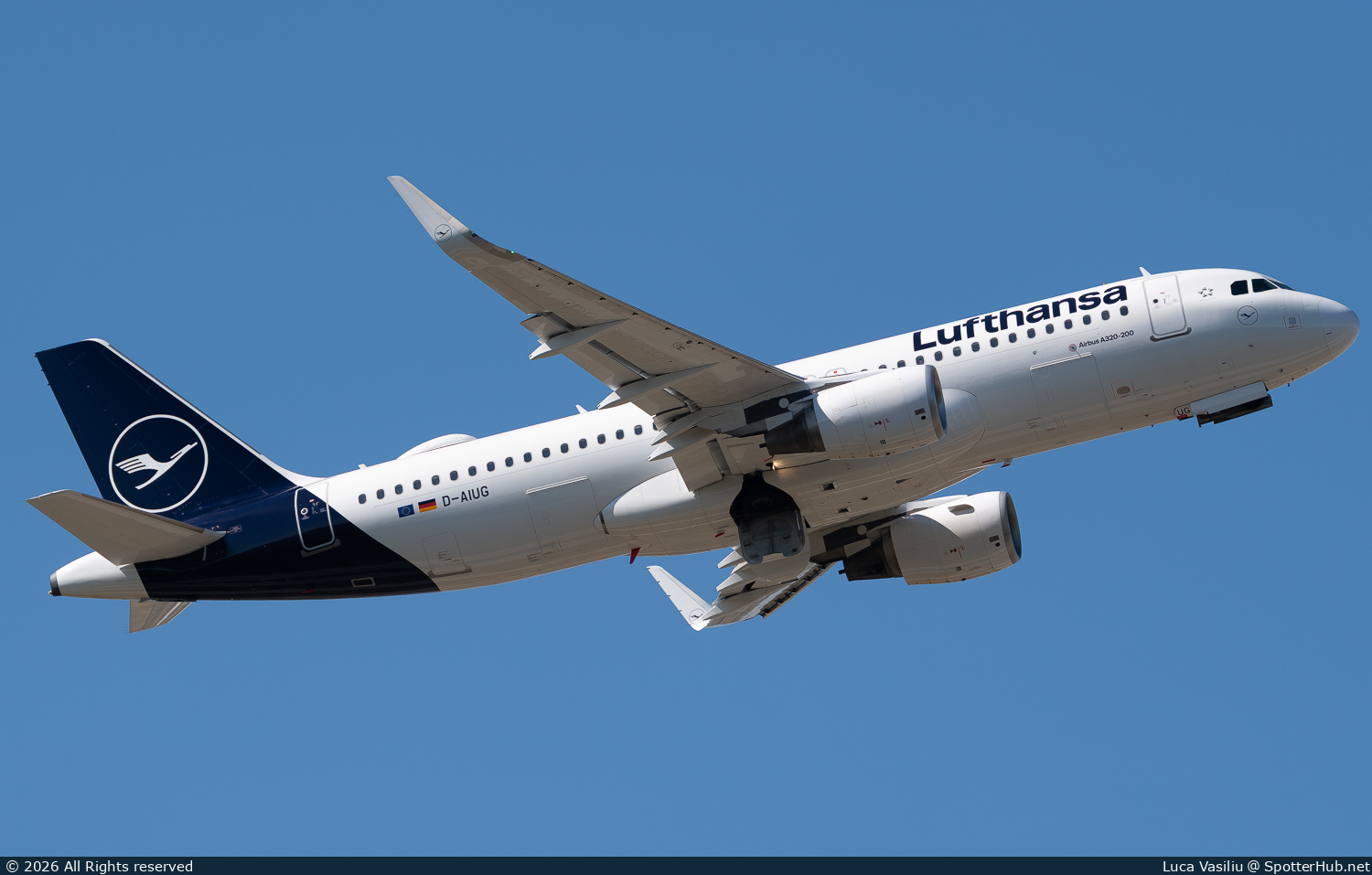 Photo of D-AIUG - Airbus A320-214 operated by Lufthansa
