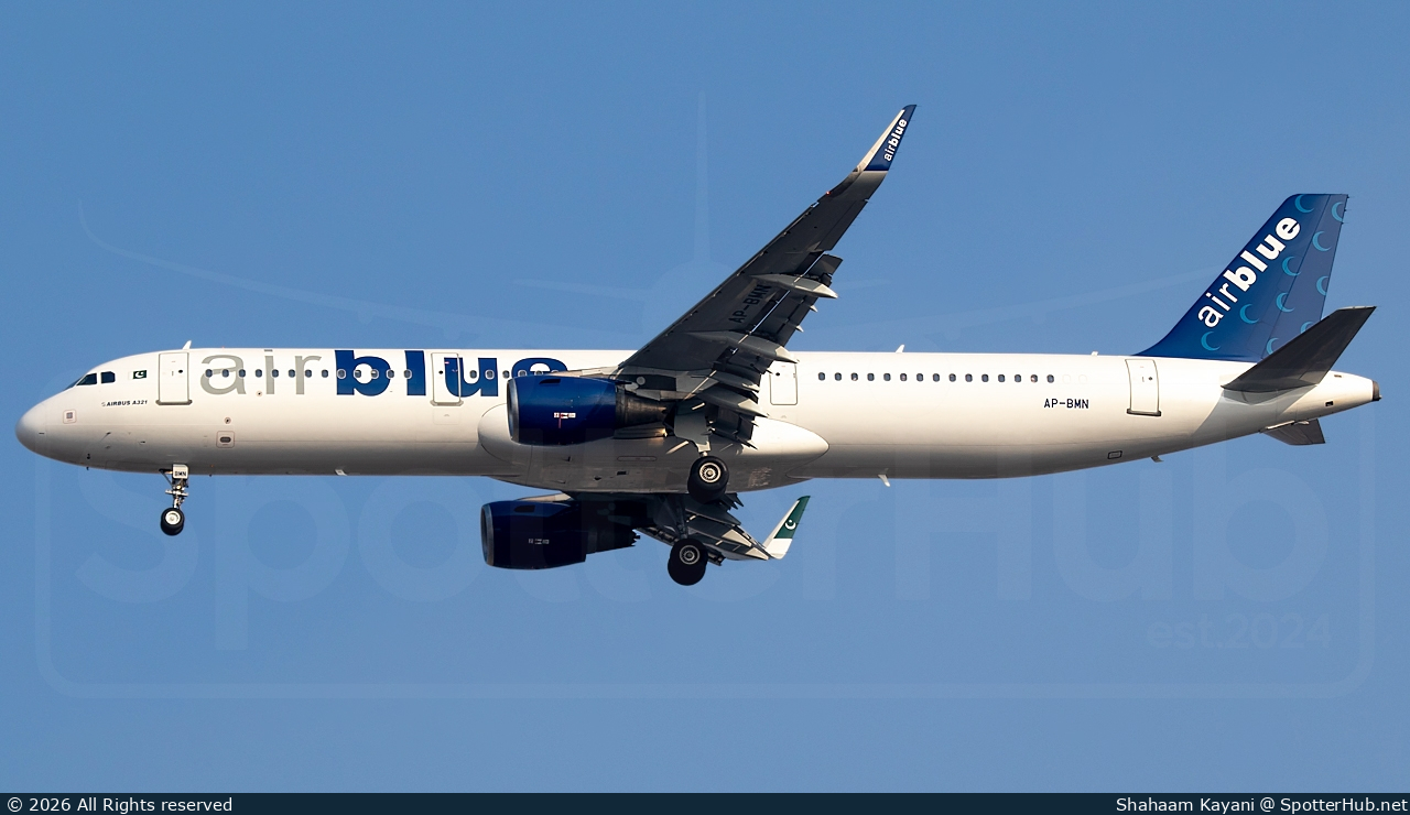 Photo of AP-BMN - Airbus A321-211 operated by Airblue