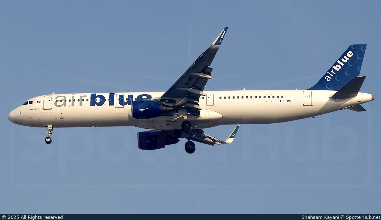 Photo of AP-BMO - Airbus A321-211 operated by Airblue
