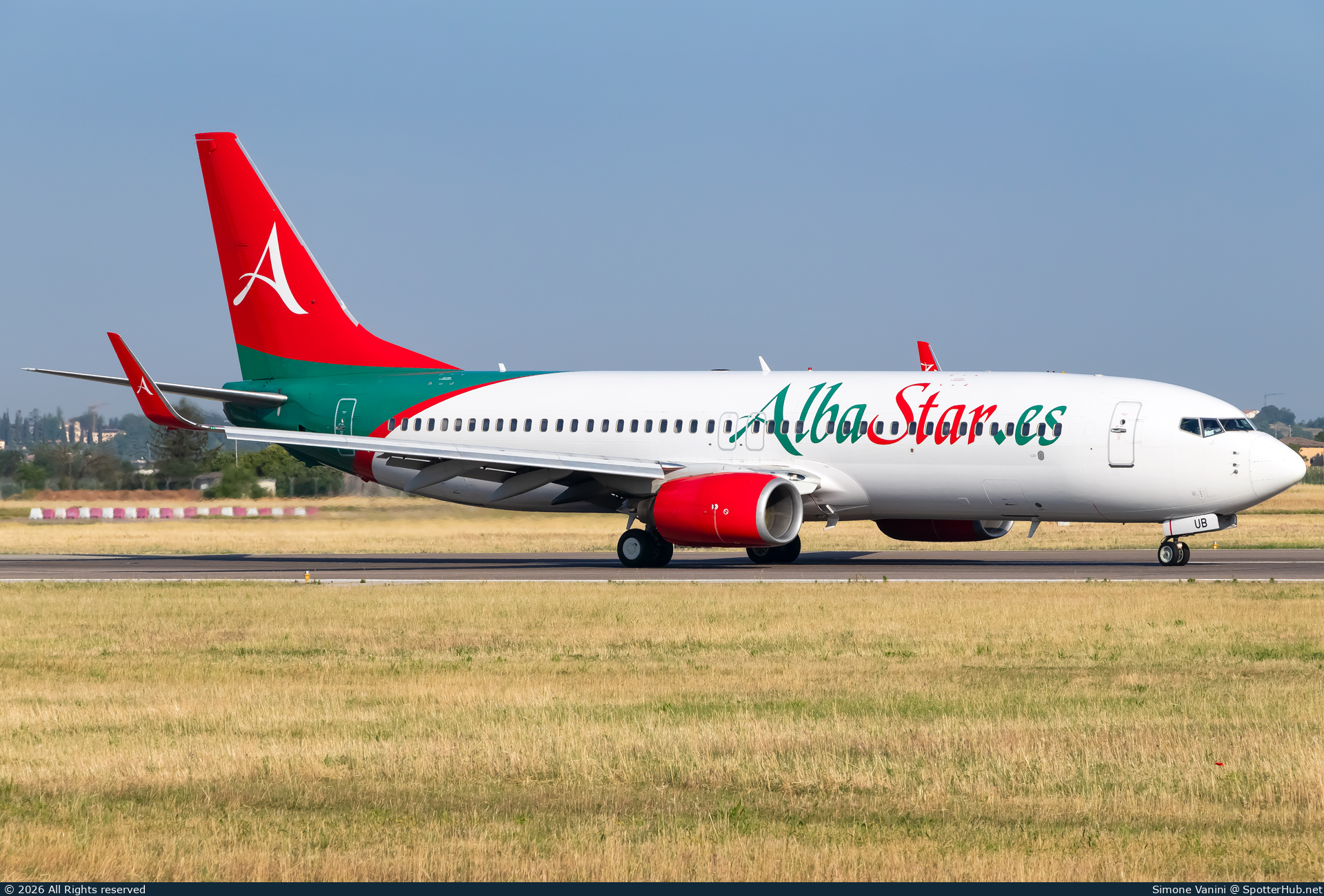 Photo of EC-MUB - Boeing 737-86J operated by AlbaStar