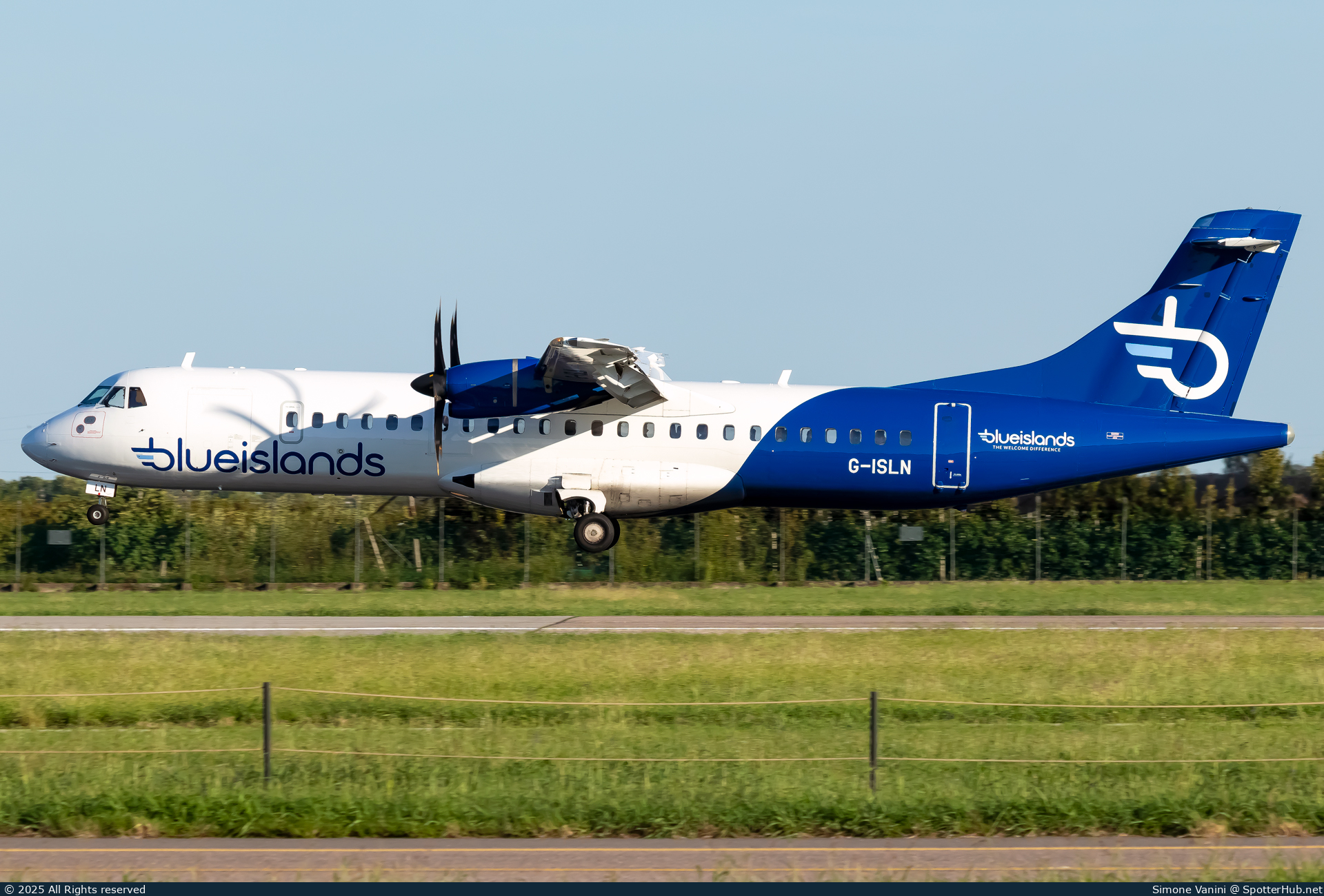 Photo of G-ISLN - ATR 72-500 operated by Blue Islands