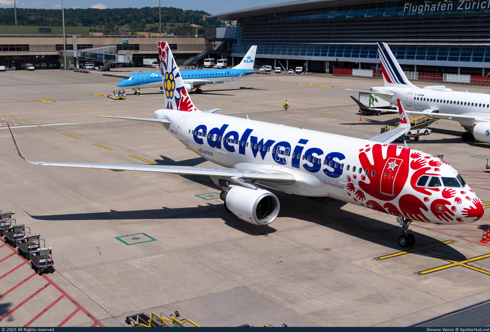 Photo of HB-JLT - Airbus A320-214 operated by Edelweiss Air