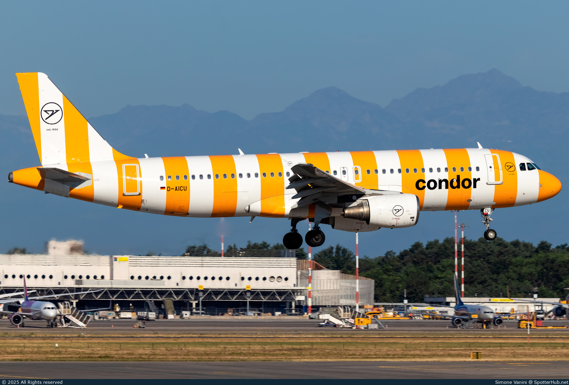 Photo of D-AICU - Airbus A320-214 operated by Condor