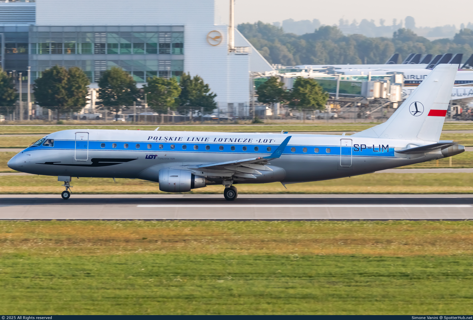 Photo of SP-LIM - Embraer ERJ-175LR operated by LOT Polish Airlines