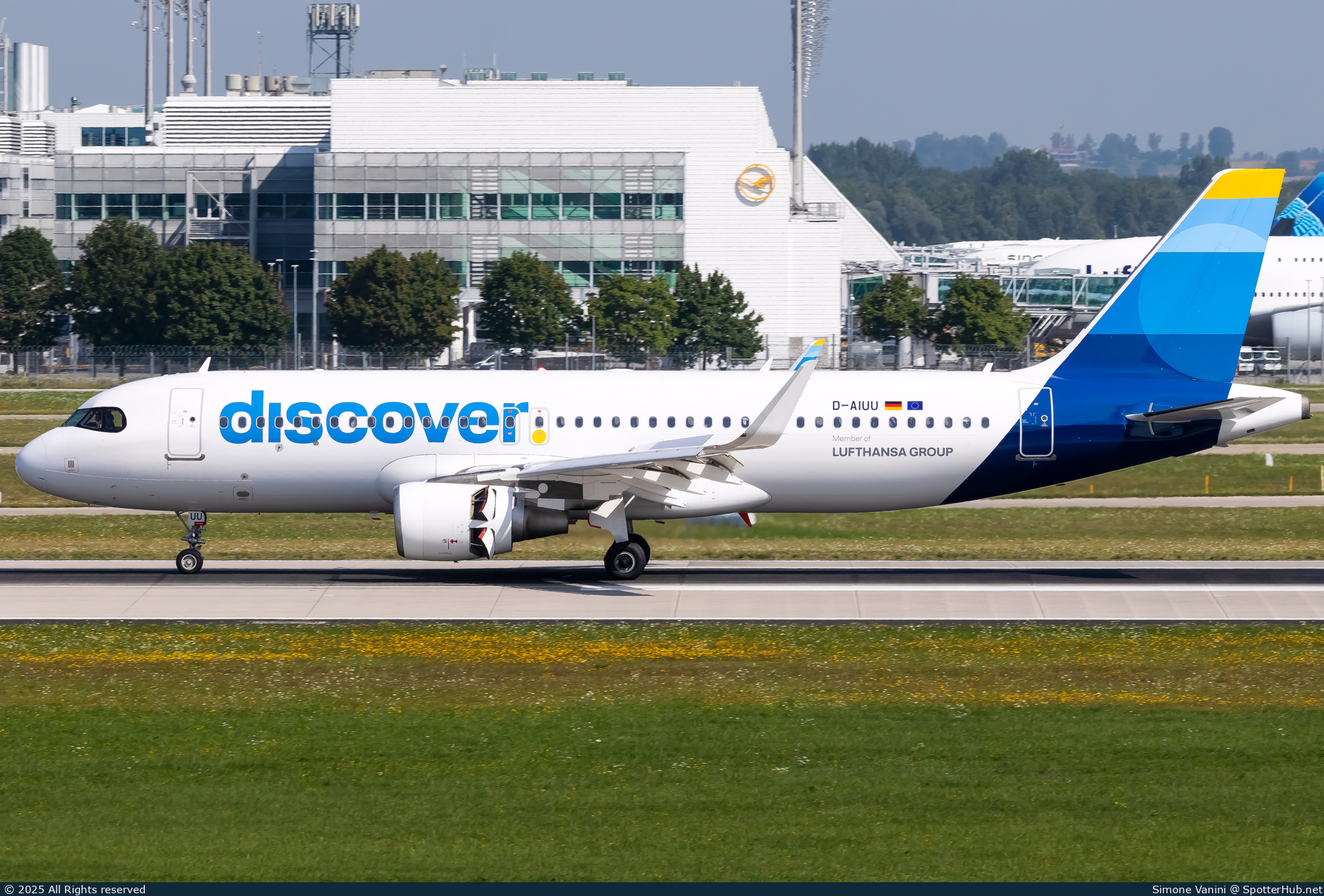 Photo of D-AIUU - Airbus A320-214 operated by Discover Airlines