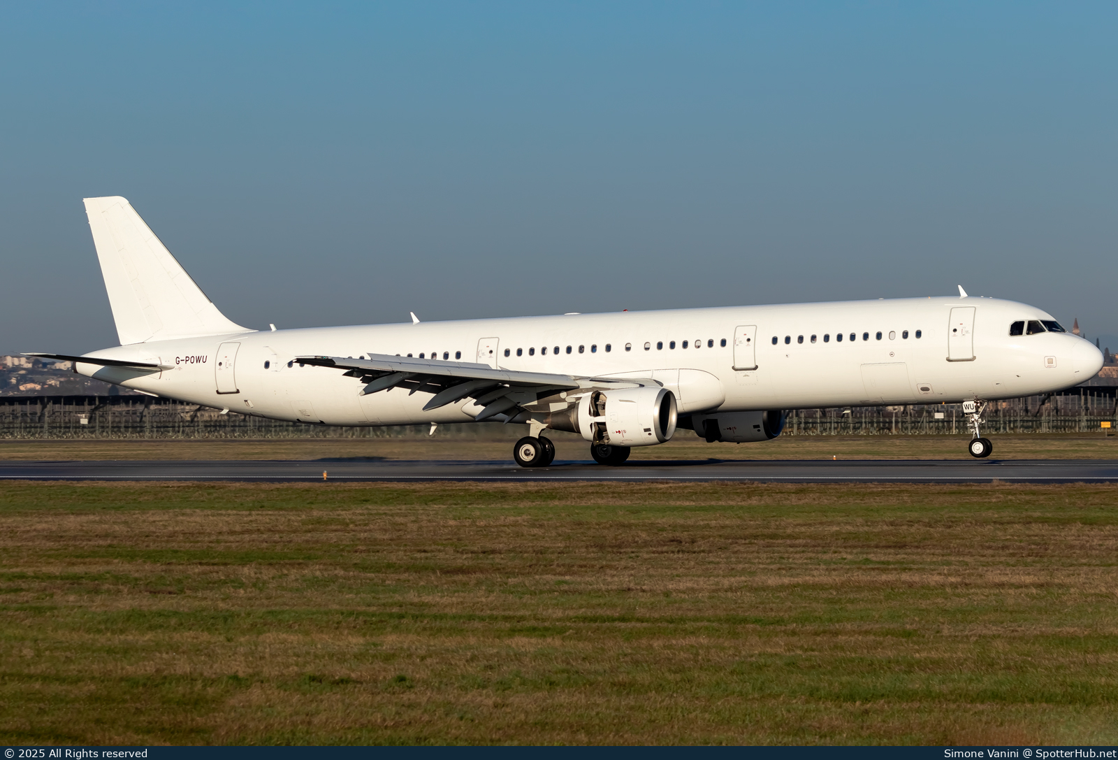 Photo of G-POWU - Airbus A321-211 operated by Titan Airways
