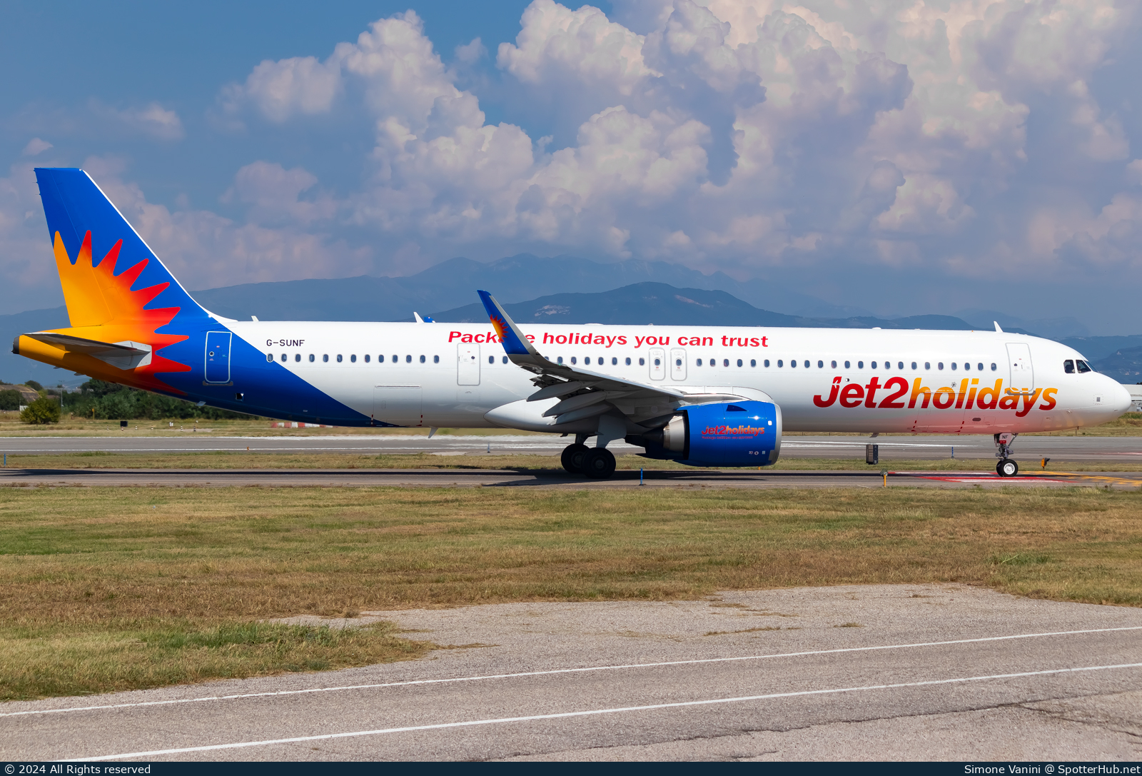 Photo of G-SUNF - Airbus A321-251NX operated by Jet2