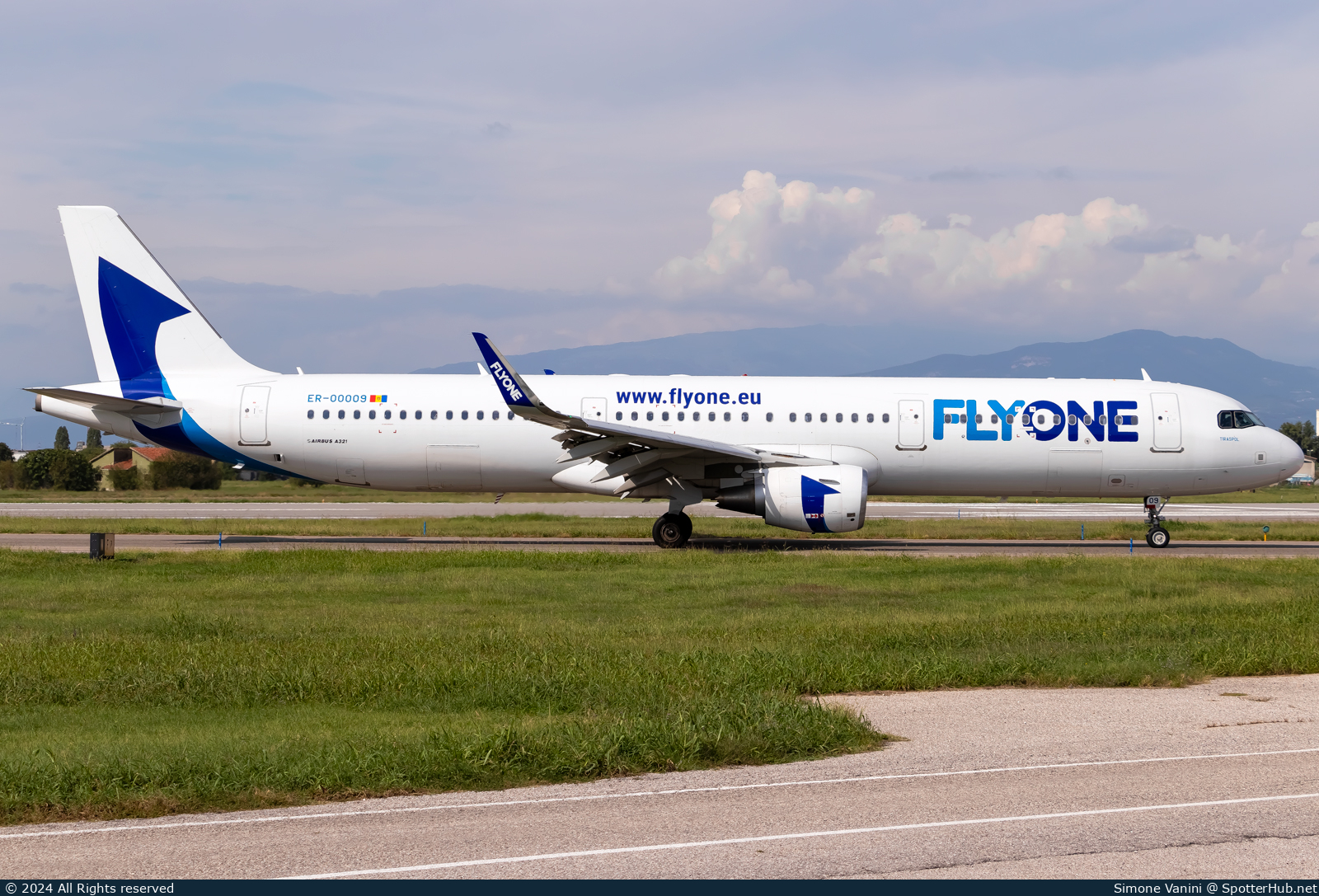 Photo of ER-00009 - Airbus A321-211 operated by FlyOne