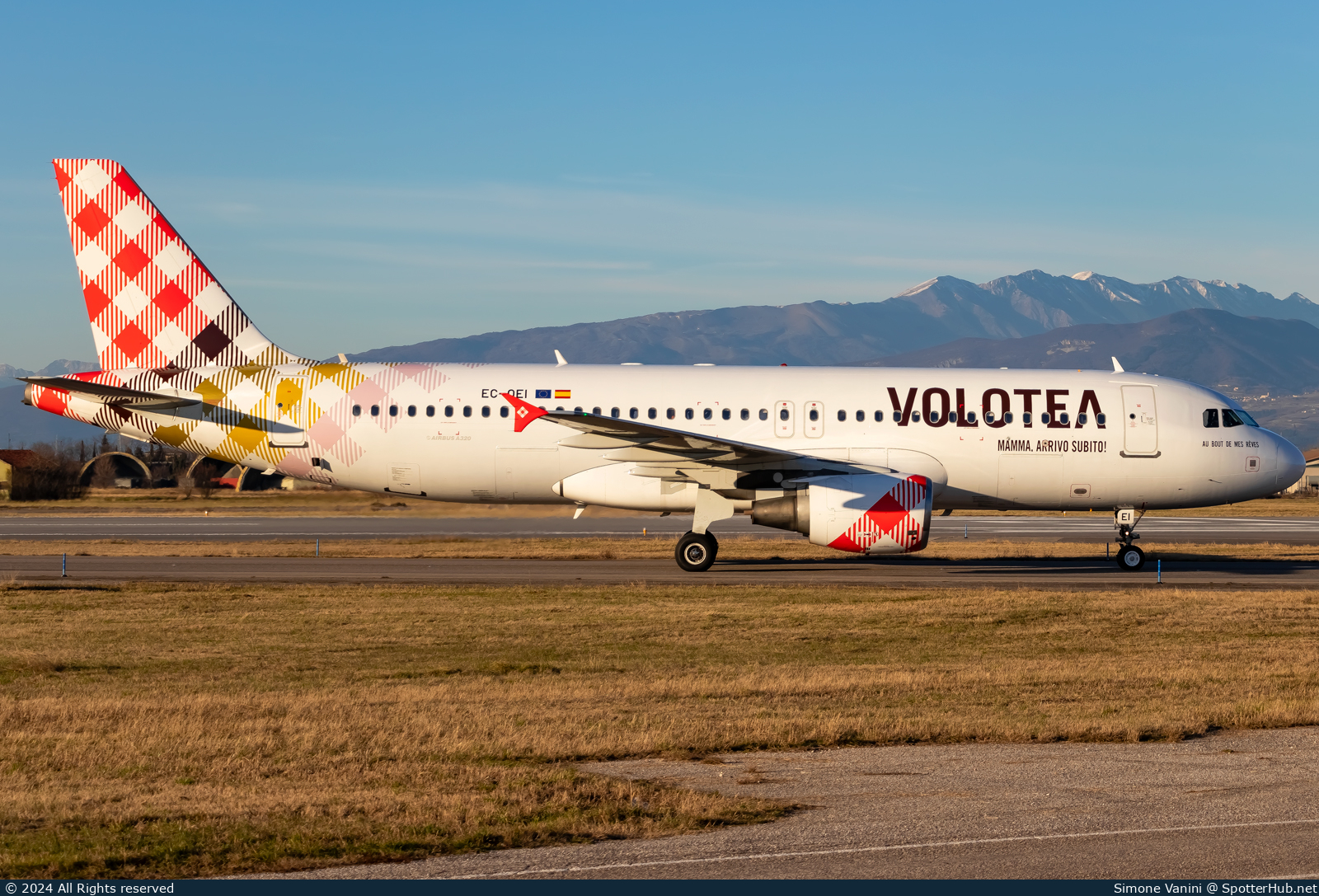 Photo of EC-OEI - Airbus A320-214 operated by Volotea