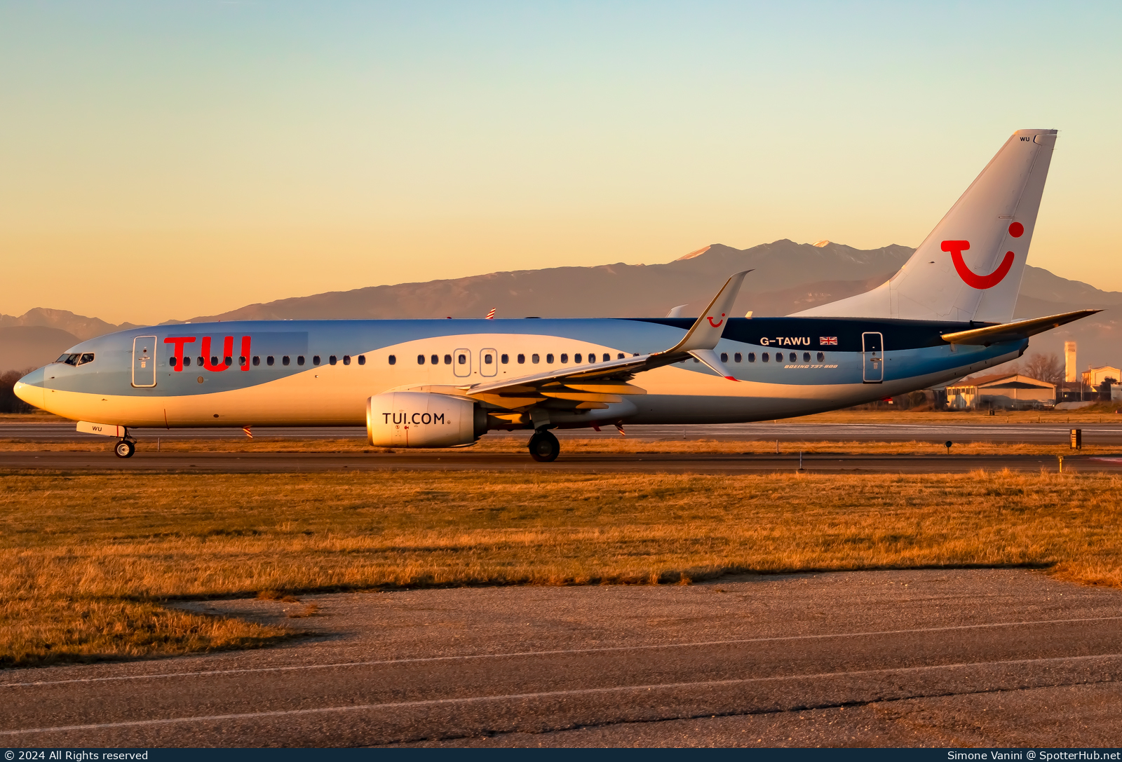 Photo of G-TAWU - Boeing 737-8K5 operated by TUI Airways