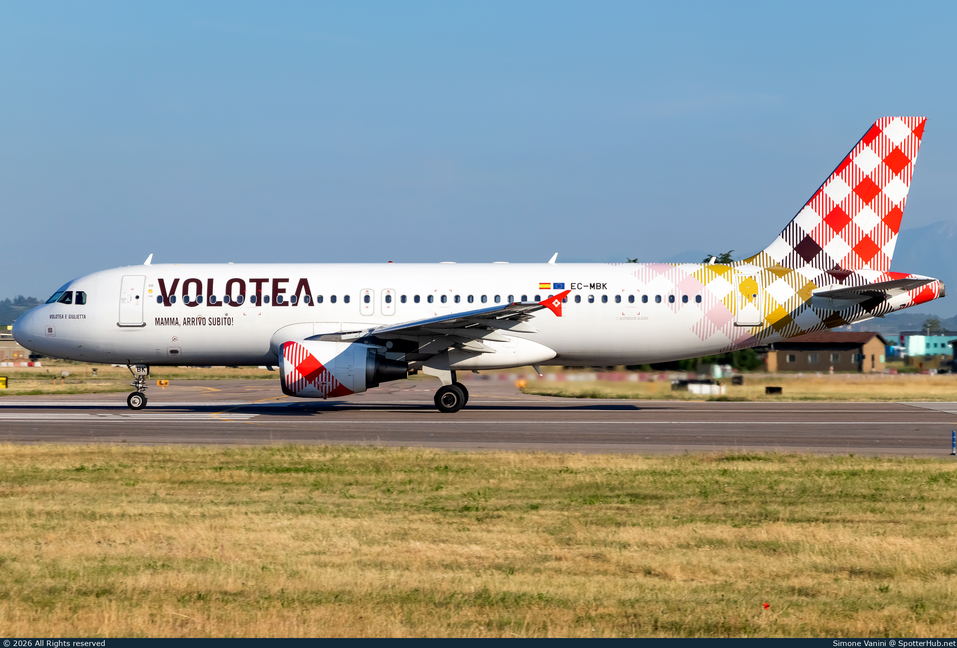 Photo of EC-MBK - Airbus A320-214 operated by Volotea