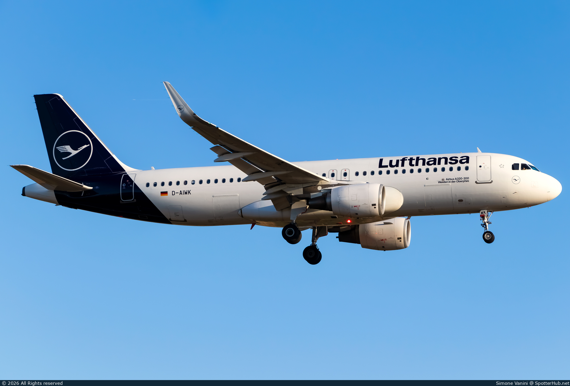 Photo of D-AIWK - Airbus A320-214 operated by Lufthansa