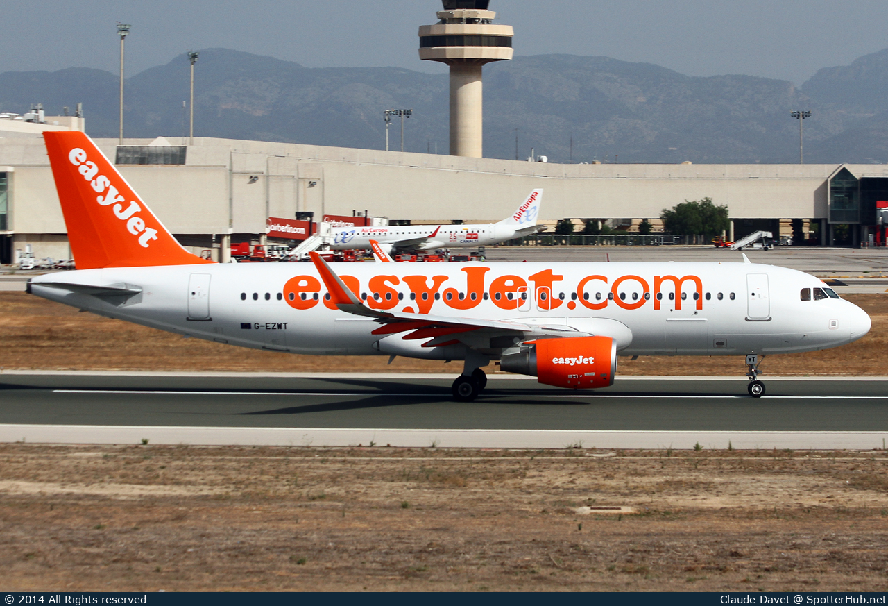 Photo of G-EZWT - Airbus A320-214 operated by easyJet