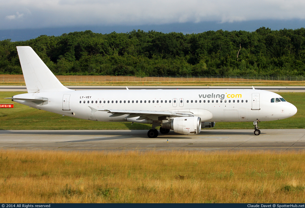 Photo of LY-VEY - Airbus A320-212 operated by Vueling (opb Avion Express)