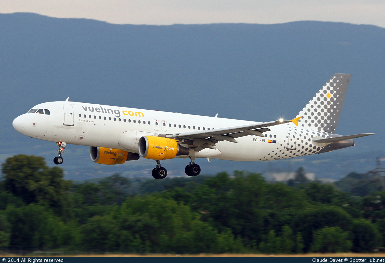 Photo of EC-KFI - Airbus A320-216 operated by Vueling