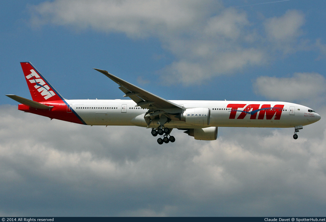 Photo of PT-MUC - Boeing 777-32W(ER) operated by TAM Linhas Aéreas