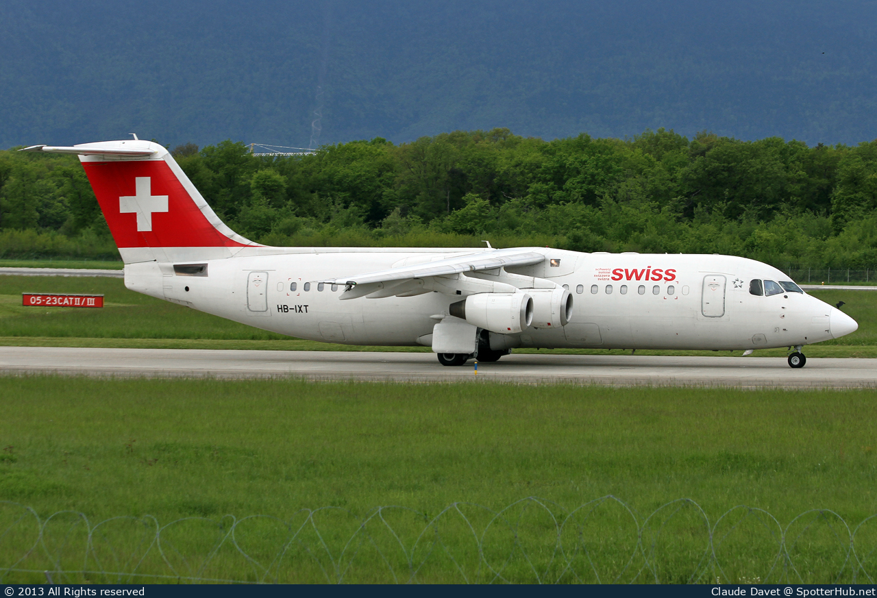 Photo of HB-IXT - British Aerospace Avro RJ100 operated by Swiss International Air Lines