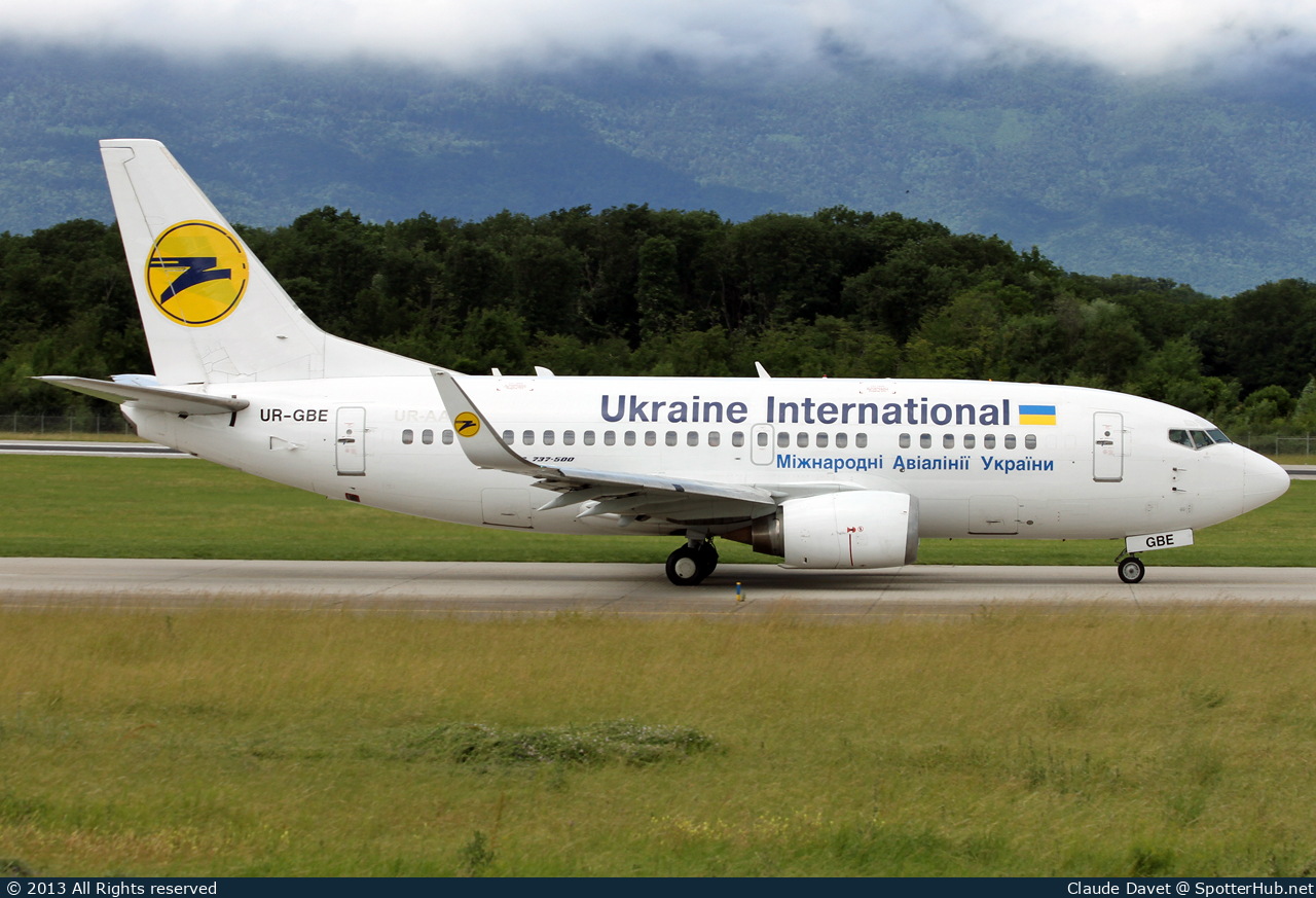 Photo of UR-GBE - Boeing 737-548 operated by Ukraine International Airlines