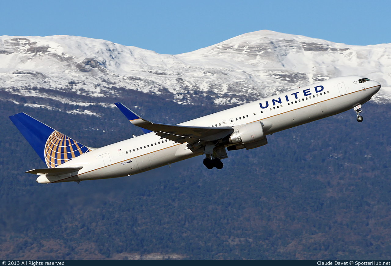 Photo of N674UA - Boeing 767-322(ER) operated by United Airlines