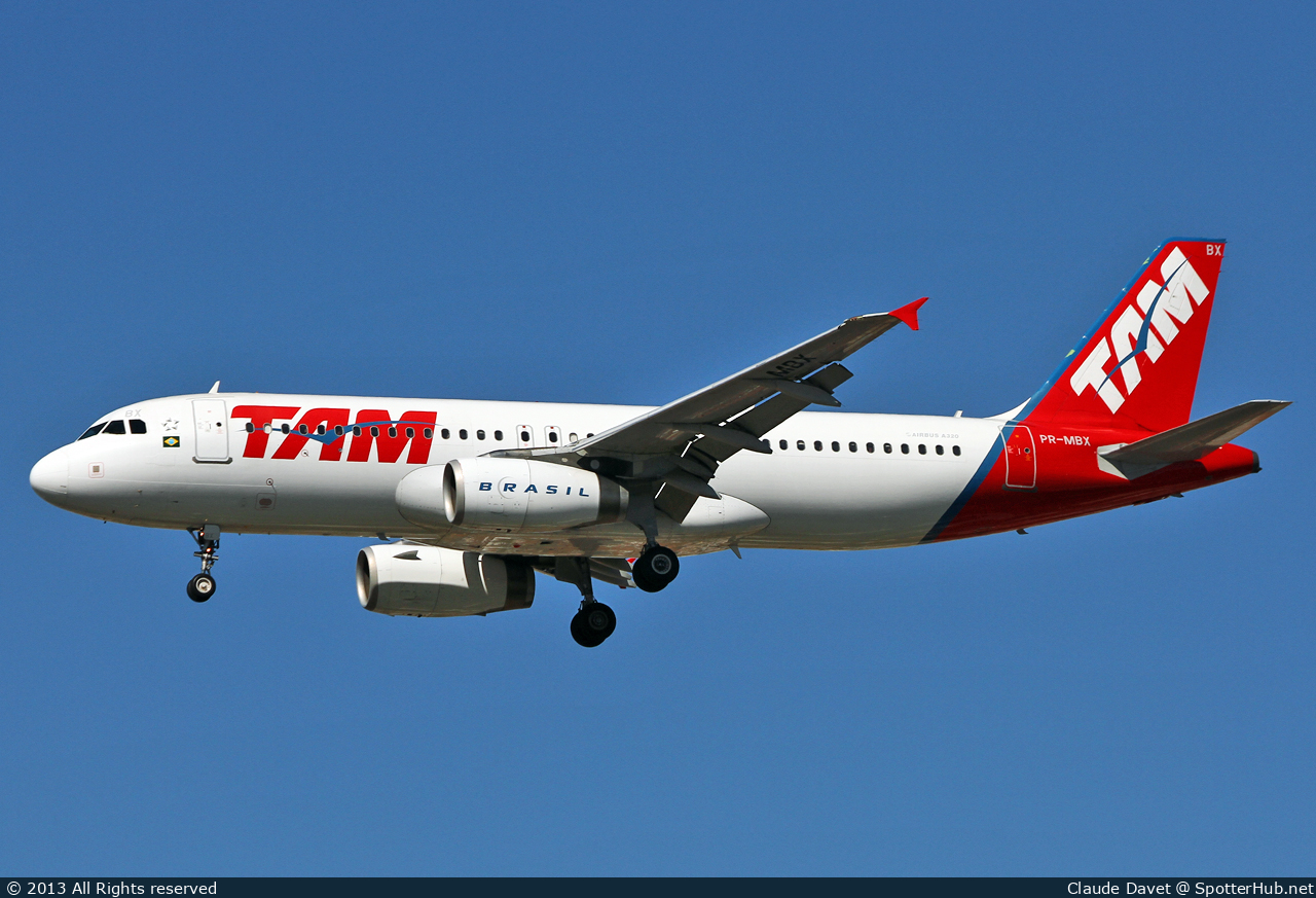 Photo of PR-MBX - Airbus A320-232 operated by TAM Linhas Aéreas