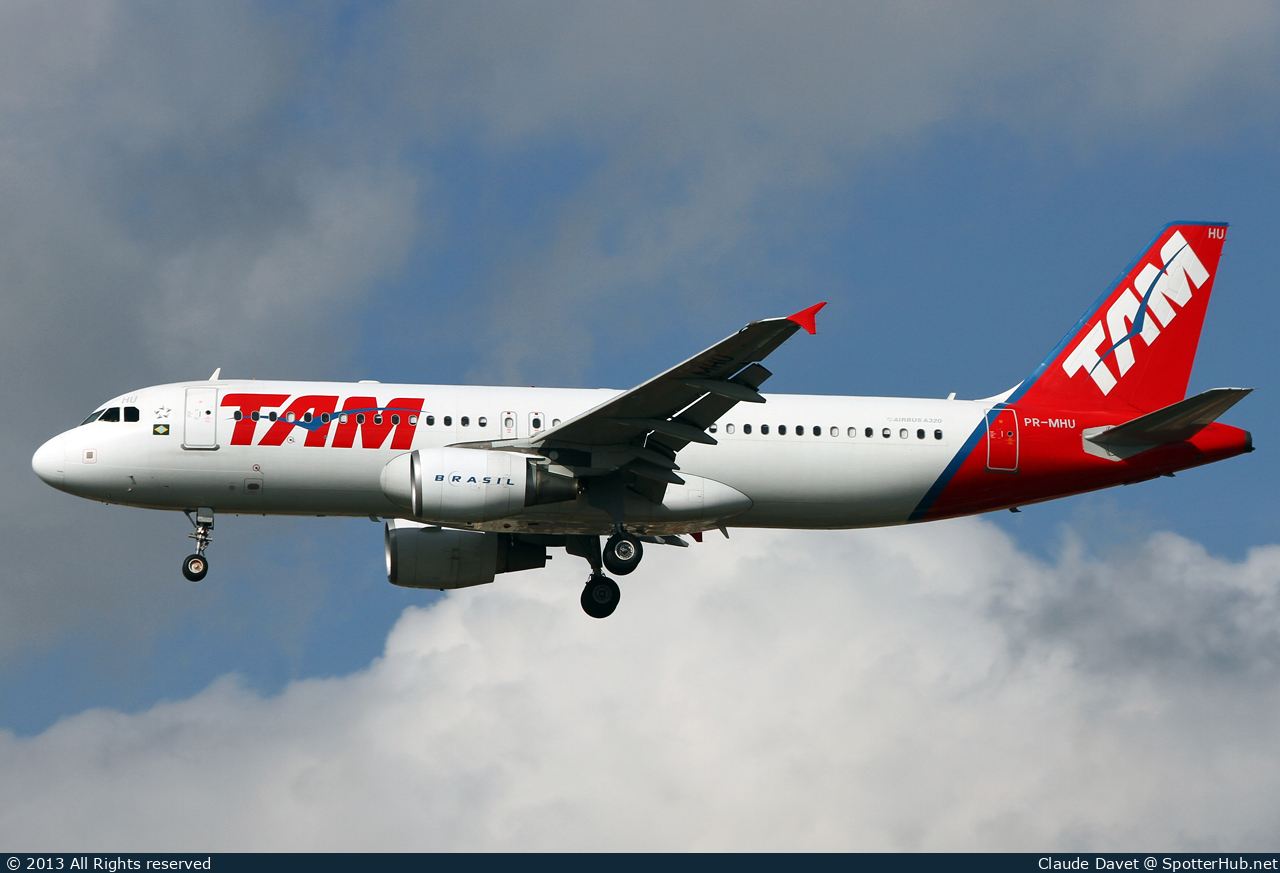 Photo of PR-MHU - Airbus A320-214 operated by TAM Linhas Aéreas