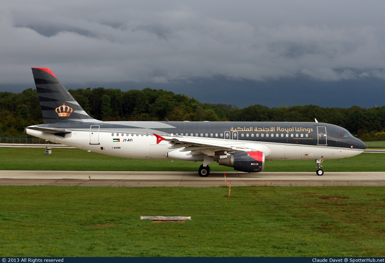 Photo of JY-AYI - Airbus A320-212 operated by Royal Wings