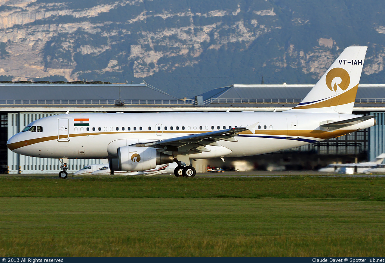 Photo of VT-IAH - Airbus A319-115(CJ) operated by Reliance Industries