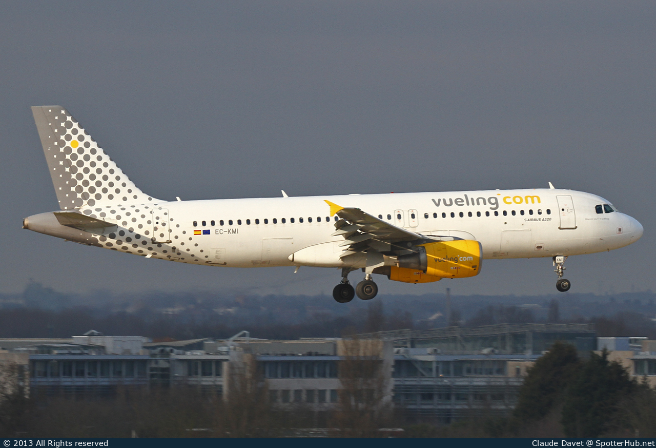 Photo of EC-KMI - Airbus A320-216 operated by Vueling