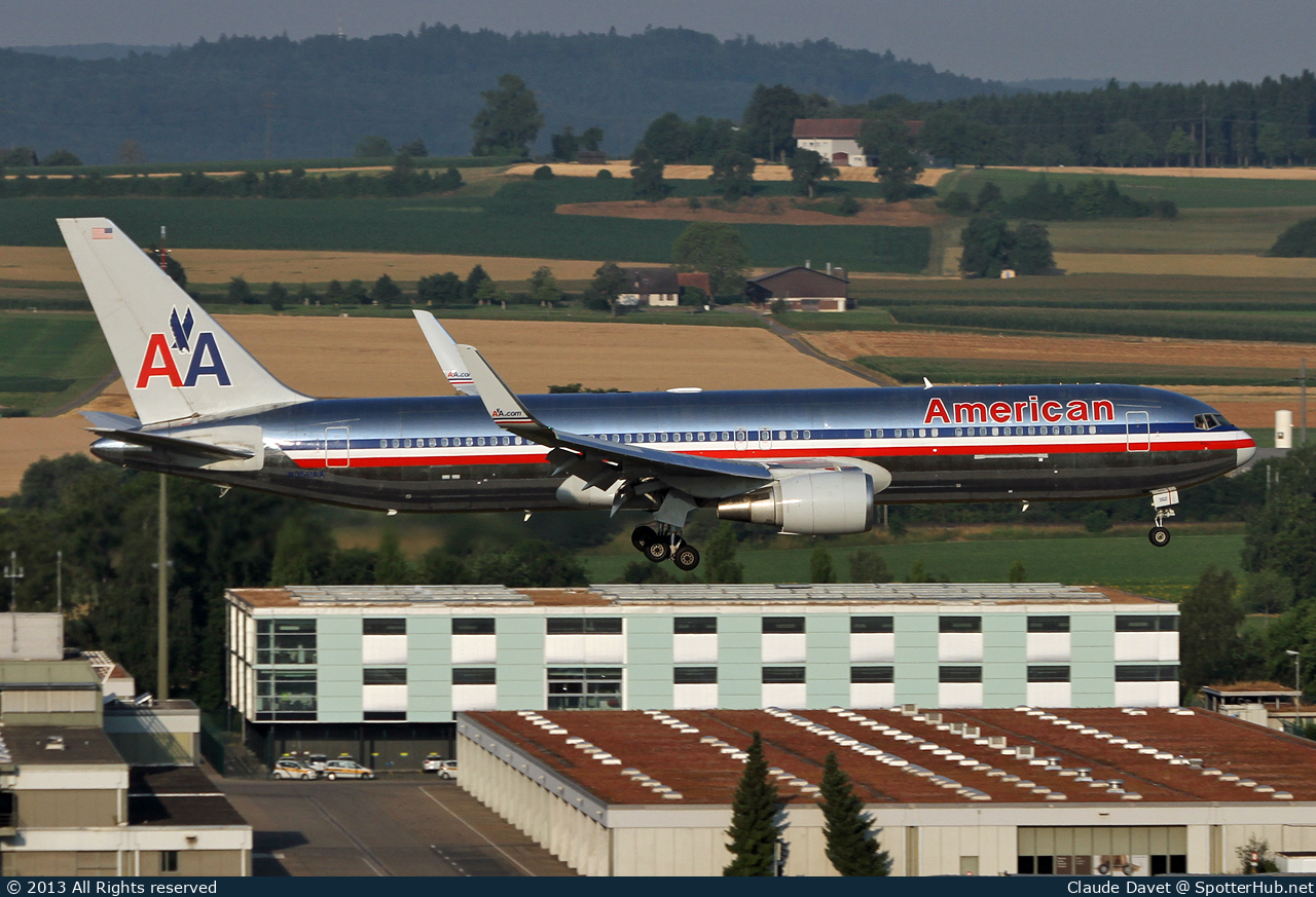 Photo of N352AA - Boeing 767-323(ER) operated by American Airlines