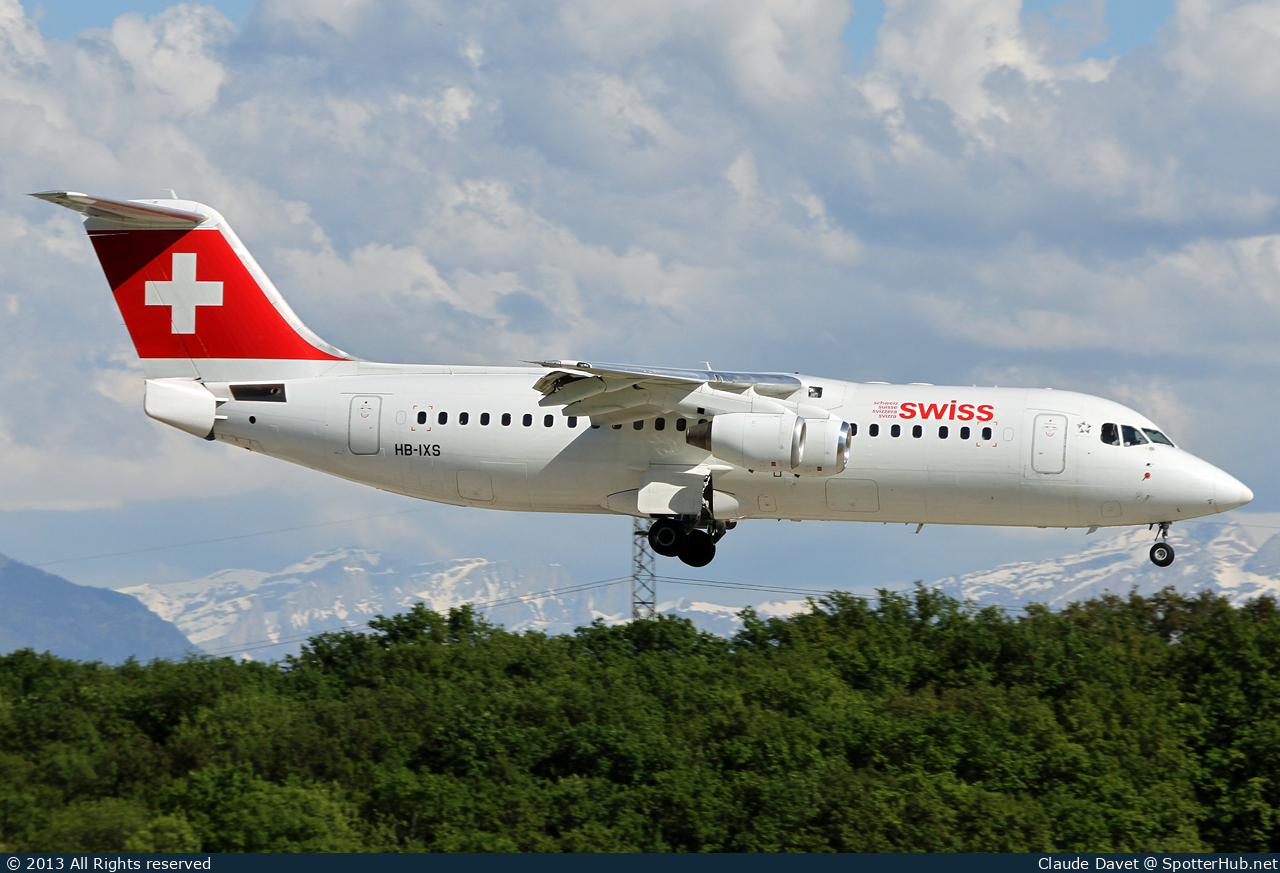 Photo of HB-IXS - British Aerospace Avro RJ100 operated by Swiss International Air Lines