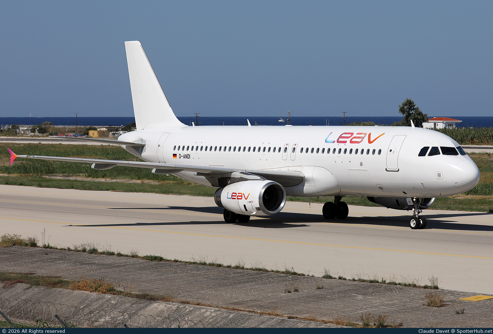 Photo of D-ANDI - Airbus A320-232 operated by LEAV Aviation