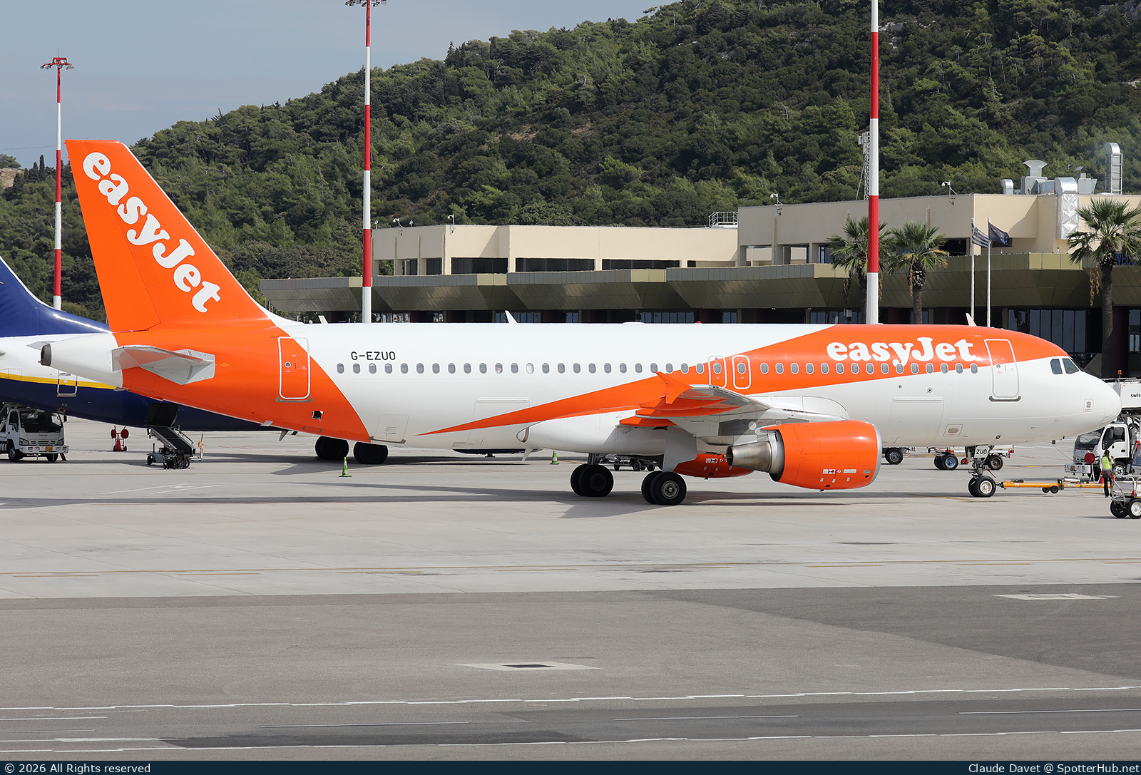 Photo of G-EZUO - Airbus A320-214 operated by easyJet