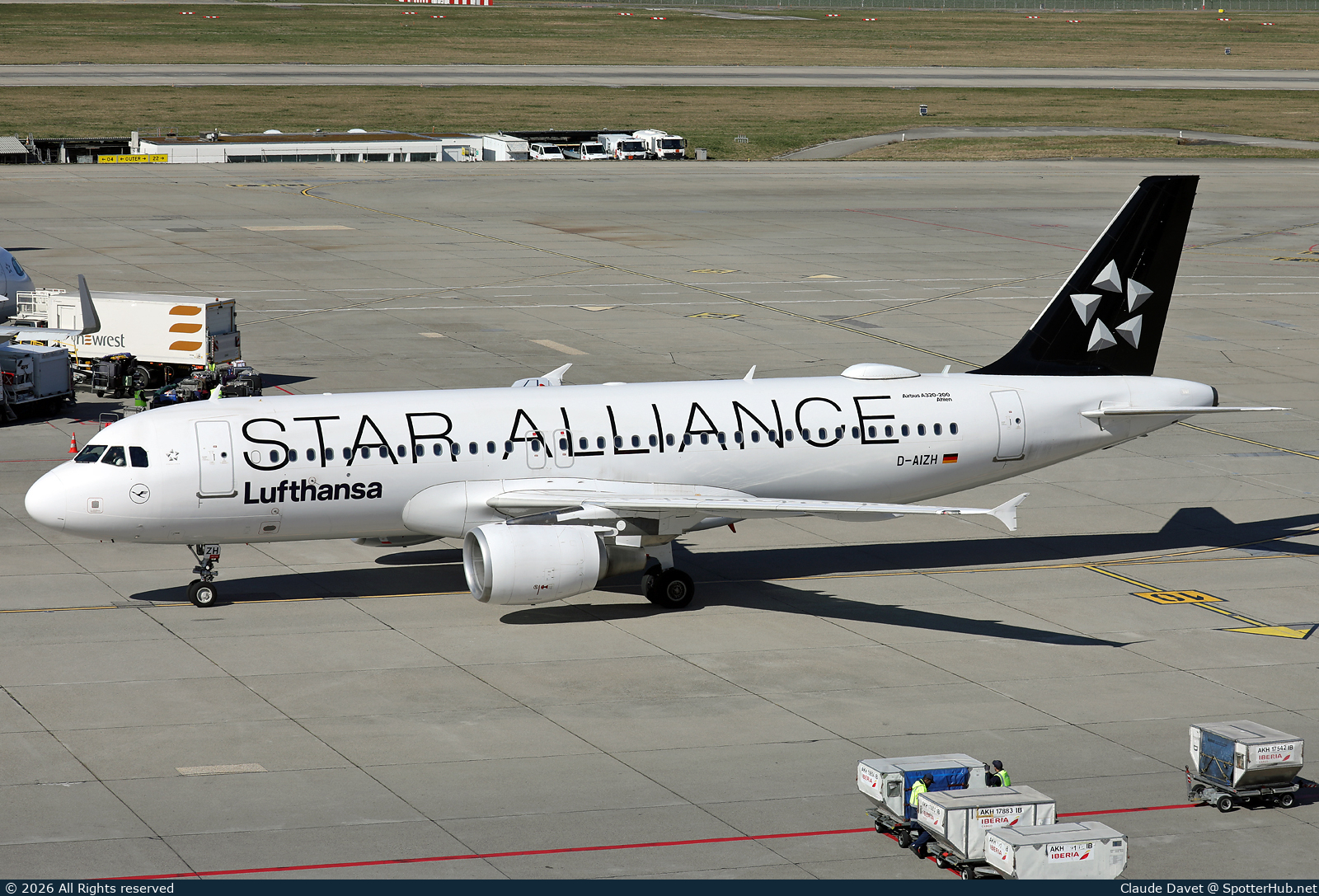 Photo of D-AIZH - Airbus A320-214 operated by Lufthansa