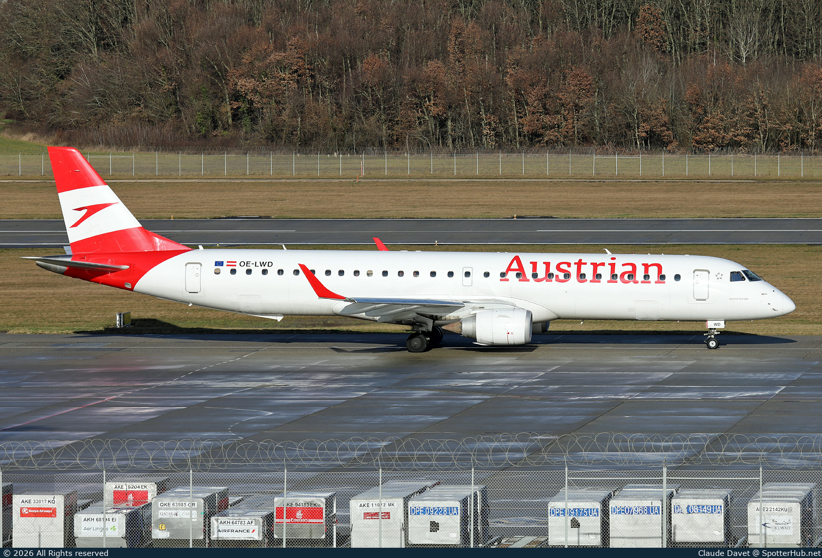 Photo of OE-LWD - Embraer ERJ-195LR operated by Austrian Airlines