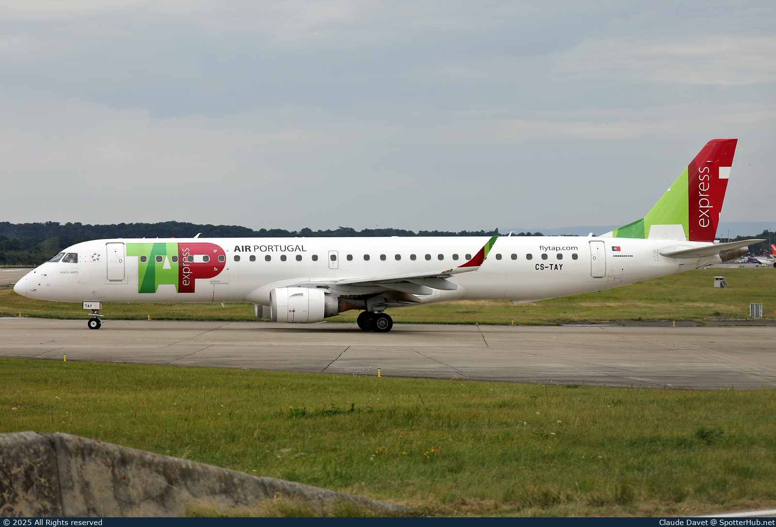 Photo of CS-TAY - Embraer ERJ-195LR operated by TAP Express (opb Portugália Airlines)