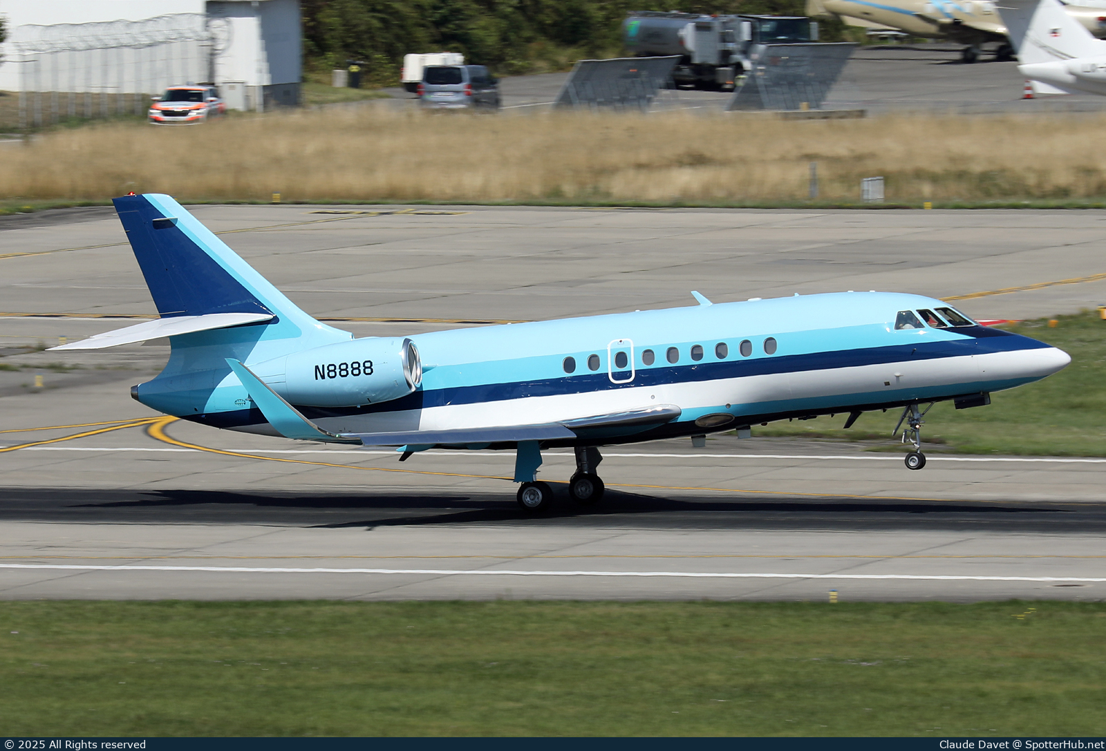 Photo of N8888 - Dassault Falcon 2000LX operated by Circadian Aviation