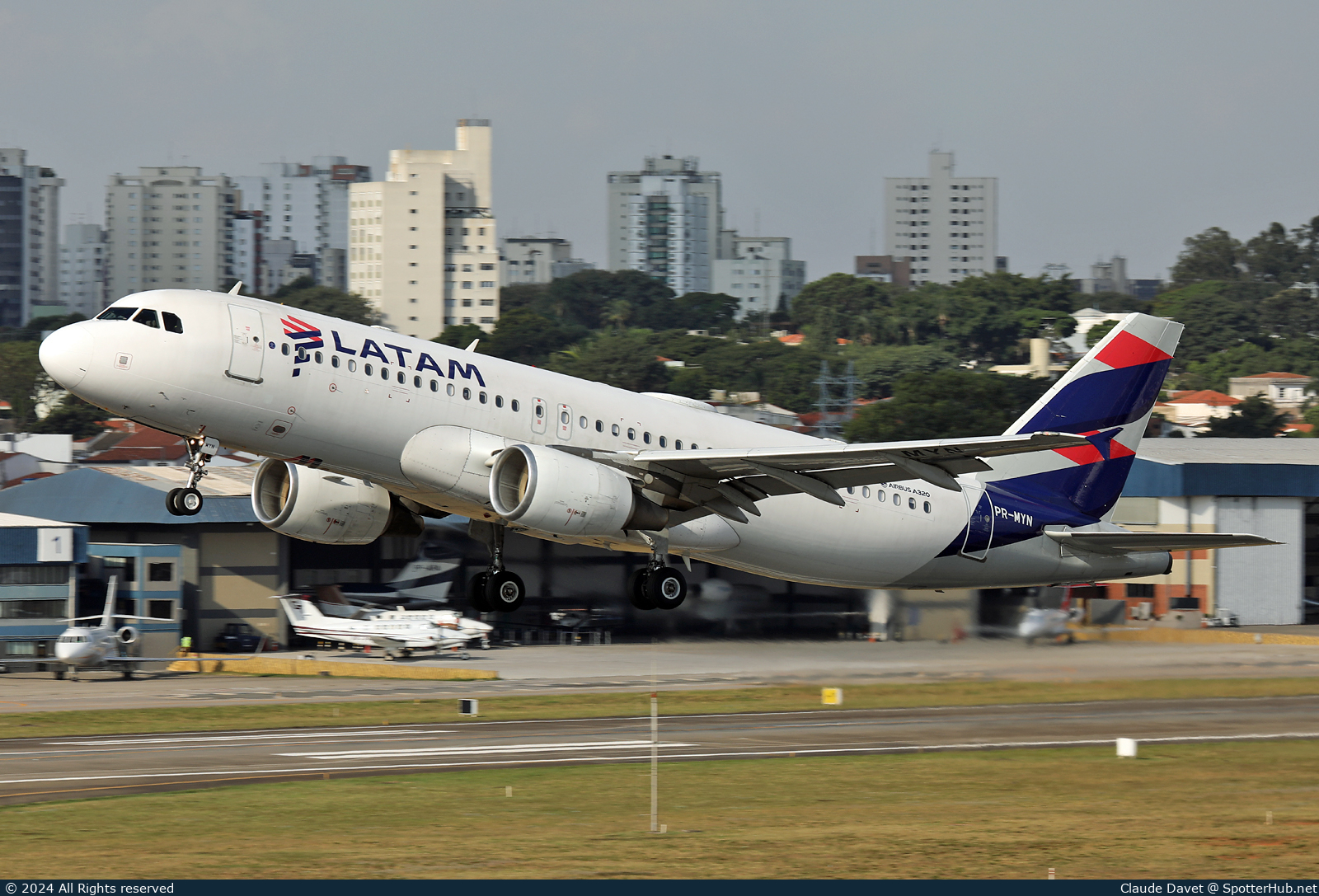Photo of PR-MYN - Airbus A320-214 operated by LATAM Airlines Brasil