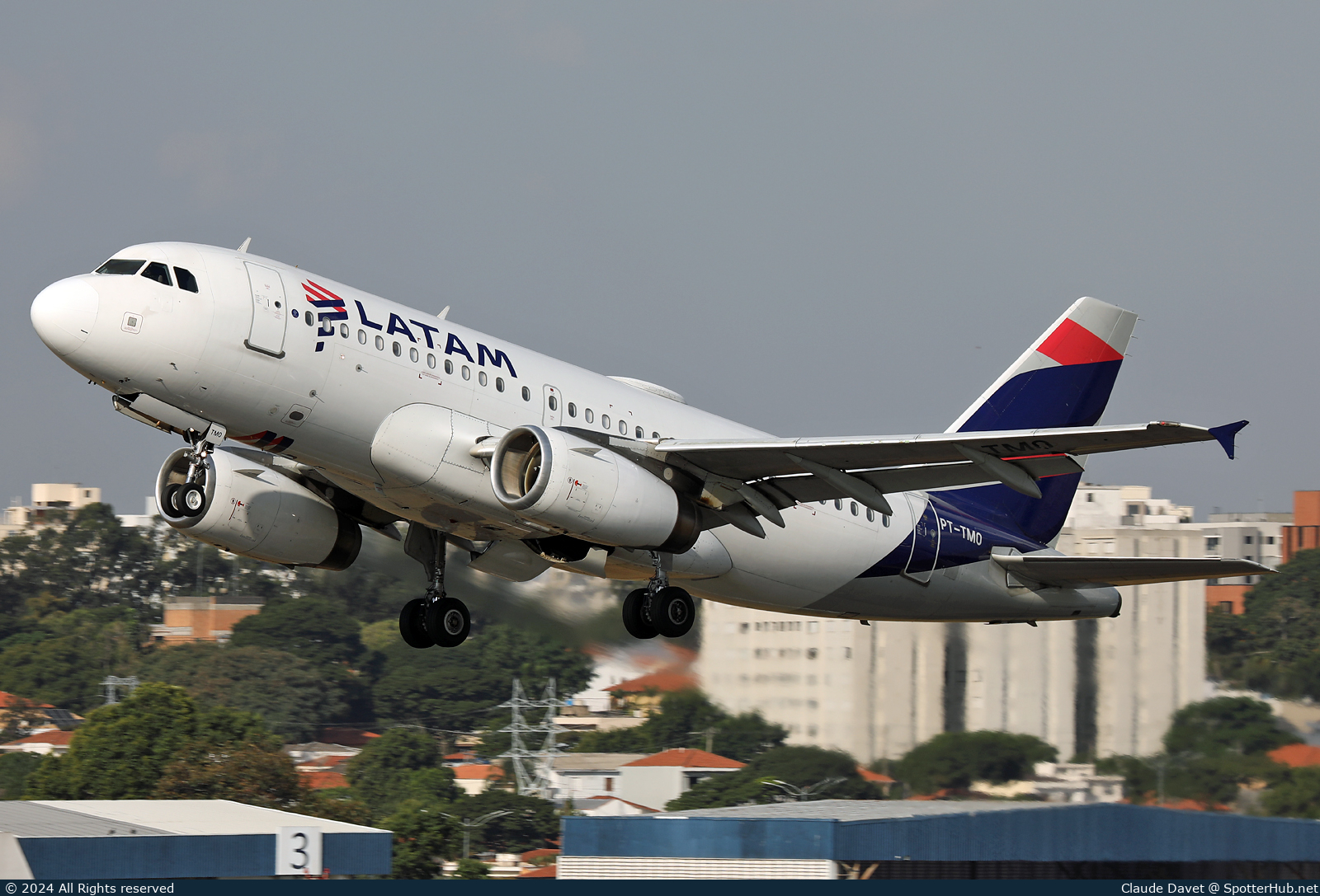 Photo of PT-TMO - Airbus A319-132 operated by LATAM Airlines Brasil