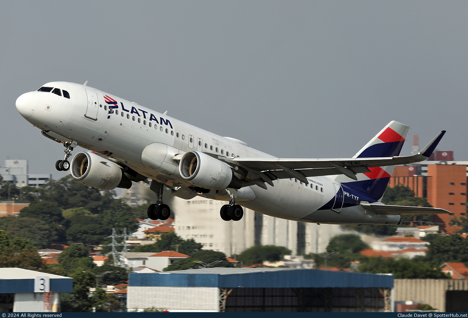Photo of PR-TYF - Airbus A320-214 operated by LATAM Airlines Brasil