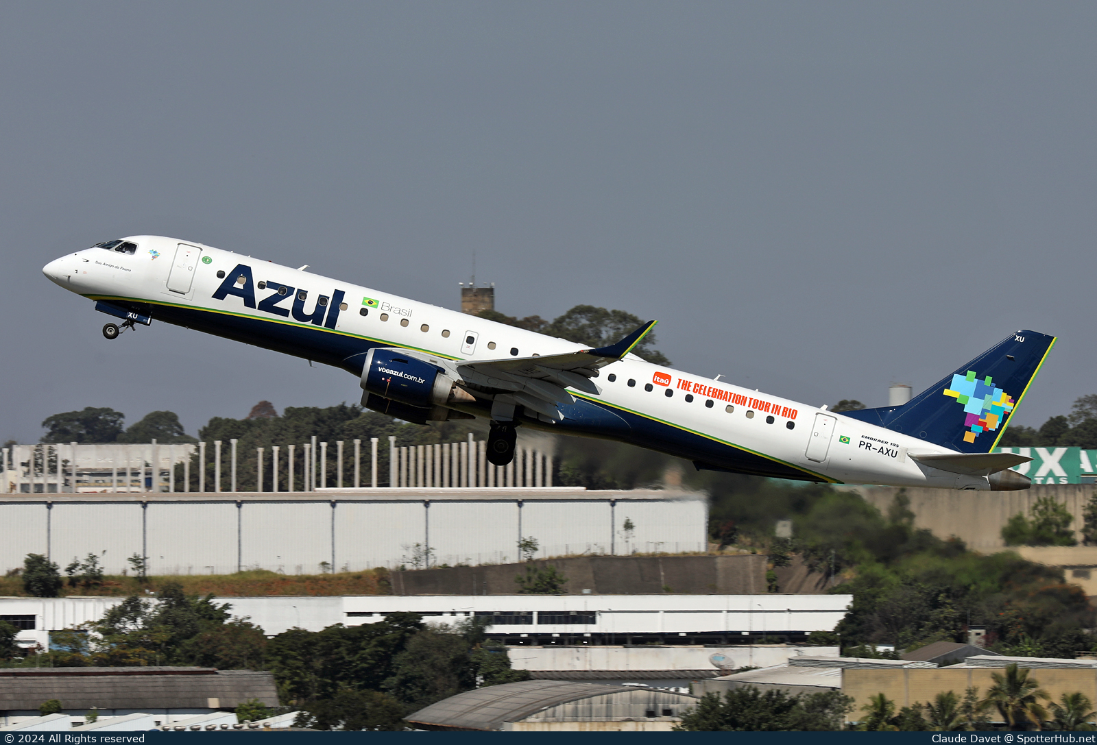 Photo of PR-AXU - Embraer ERJ-195LR operated by Azul