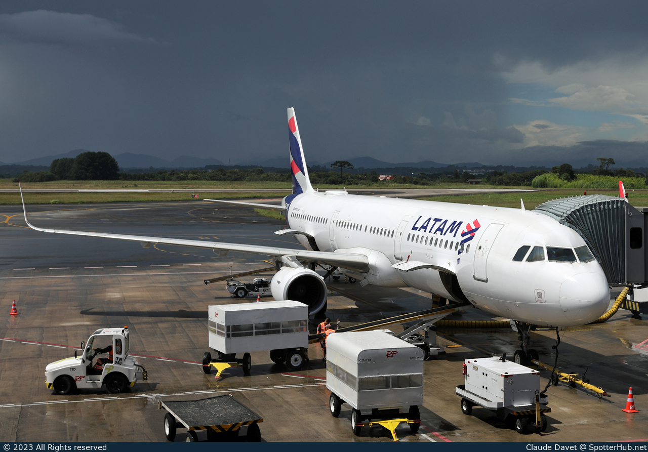 Photo of PT-XPN - Airbus A321-211 operated by LATAM Airlines Brasil