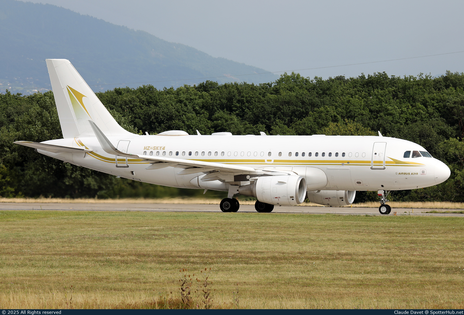 Photo of HZ-SKY4 - Airbus A319-115(CJ) operated by Alpha Star Aviation Services